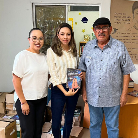 Donación de libros a la biblioteca Leopoldo Ramos